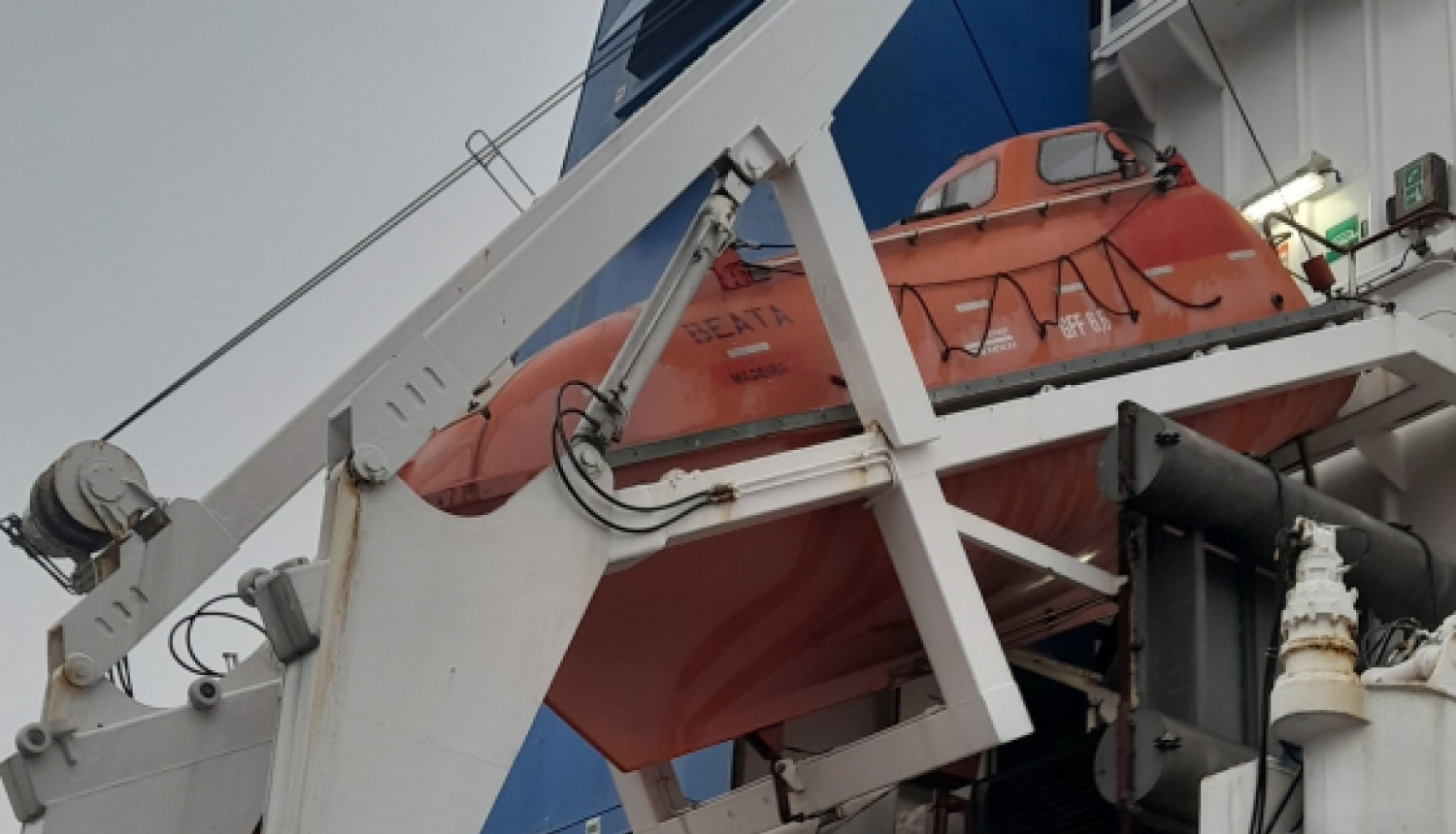 Kuģa BEATA ar Free fall glābšanas laiva priekšplānā