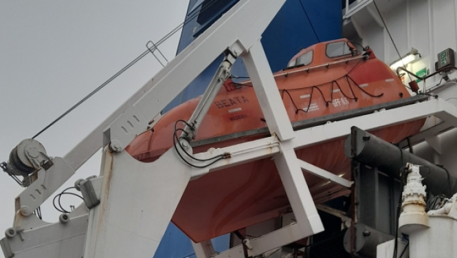Kuģa BEATA ar Free fall glābšanas laiva priekšplānā